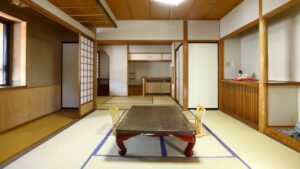 ローテーブルと座椅子のある畳の部屋