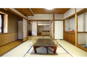 低いテーブルと座椅子のある畳の部屋