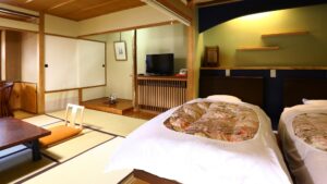 畳敷きの旅館客室のツインベッド