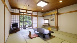 低いテーブルと座布団のある畳の部屋
