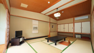 座卓とテレビのある畳の部屋