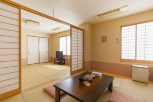 带矮桌和坐垫的榻榻米房间