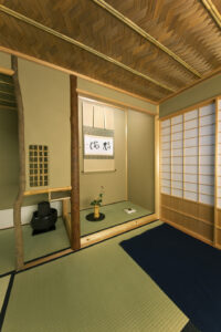 带有床之间和障子屏风的榻榻米房间