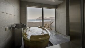 湖を望む専用風呂とラウンジチェア