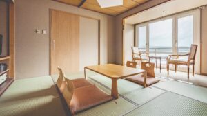 窓辺にローテーブルと椅子がある畳の部屋