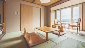 ローテーブルと窓際の椅子がある畳の客室