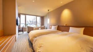 窓際の客室にあるツインベッド