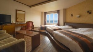 湖を望む客室のツインベッド