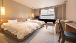 くつろぎスペース付き客室のツインベッド