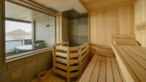 湖を望む窓のある木製の貸切風呂エリア