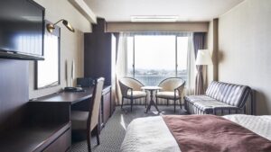 窗边的床和休息区