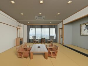 带矮桌和椅子的榻榻米客房