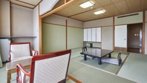 带矮桌和坐垫椅的榻榻米客房