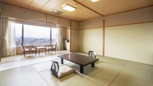 带矮桌和窗边座椅的榻榻米房间