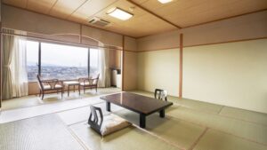 带矮桌和窗边座椅的榻榻米客房