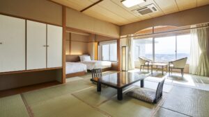 带矮桌、椅子和双床的榻榻米客房