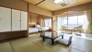 配有矮桌、椅子和两张床的榻榻米客房