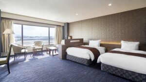 带窗边座位的客房双床