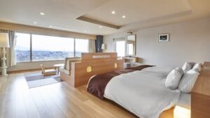 带窗外景观的宽敞客房中的双床