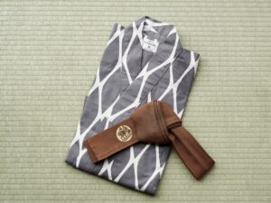 榻榻米上的浴衣和腰带