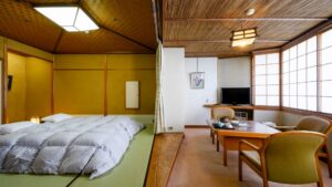 客房内矮桌和椅子旁的日式床铺