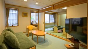 带有沙发、桌子和榻榻米起居区的客房