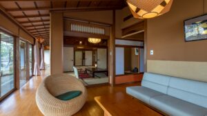 带有沙发、椅子和榻榻米房间的起居区