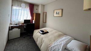 紧凑型客房中的单人床