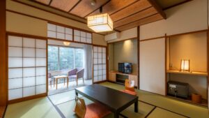 带矮桌和椅子的榻榻米房间