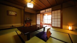 带矮桌和坐垫的榻榻米房间