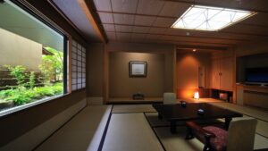 带矮桌和席地座位的榻榻米客房