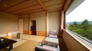 设有矮桌、椅子和大窗户的榻榻米客房