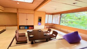 带矮桌、和式座椅和窗户的榻榻米房间