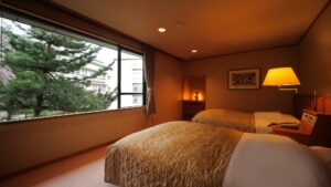 客房内大窗旁的双床