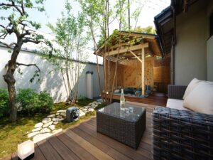 Bain en plein air privé à côté d’un coin salon sur terrasse en bois