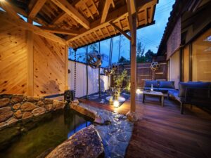 Bain en plein air privé à côté des sièges de la terrasse