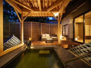 Bain en plein air privé avec sièges sur terrasse en bois