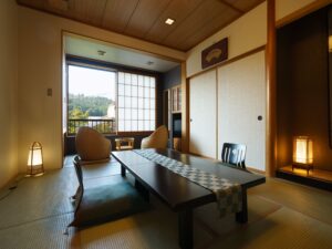 Chambre en tatami avec table basse et chaises de sol
