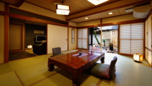Chambre en tatami avec table basse et chaises de sol