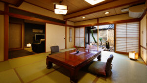 Chambre en tatami avec table basse et chaises de sol