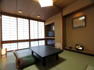 Chambre en tatami avec table basse et chaises de sol