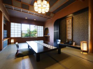 Chambre en tatami avec table basse et coussins de sol