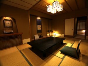 Chambre en tatami avec table basse et coussins de sol