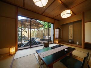 Chambre en tatami avec table basse à côté d’une terrasse privée