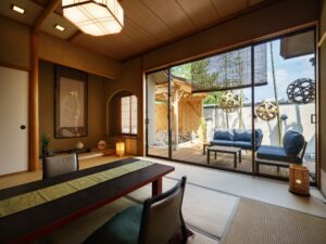 Chambre en tatami avec table basse face au coin salon du patio