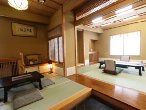 Chambre en tatami avec tables basses et chaises de sol