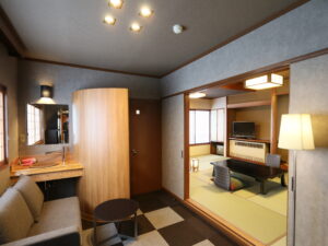 Coin salon en tatami avec table basse et canapé