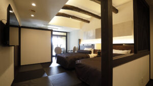 Chambre avec deux lits et sol en tatami