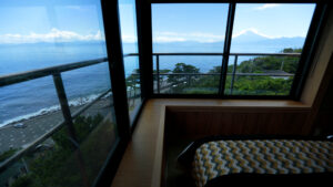 Vue sur l’océan et les montagnes à travers les fenêtres de la chambre