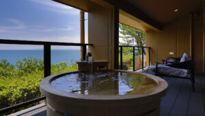 Bain en plein air privé sur le balcon avec vue sur l’océan